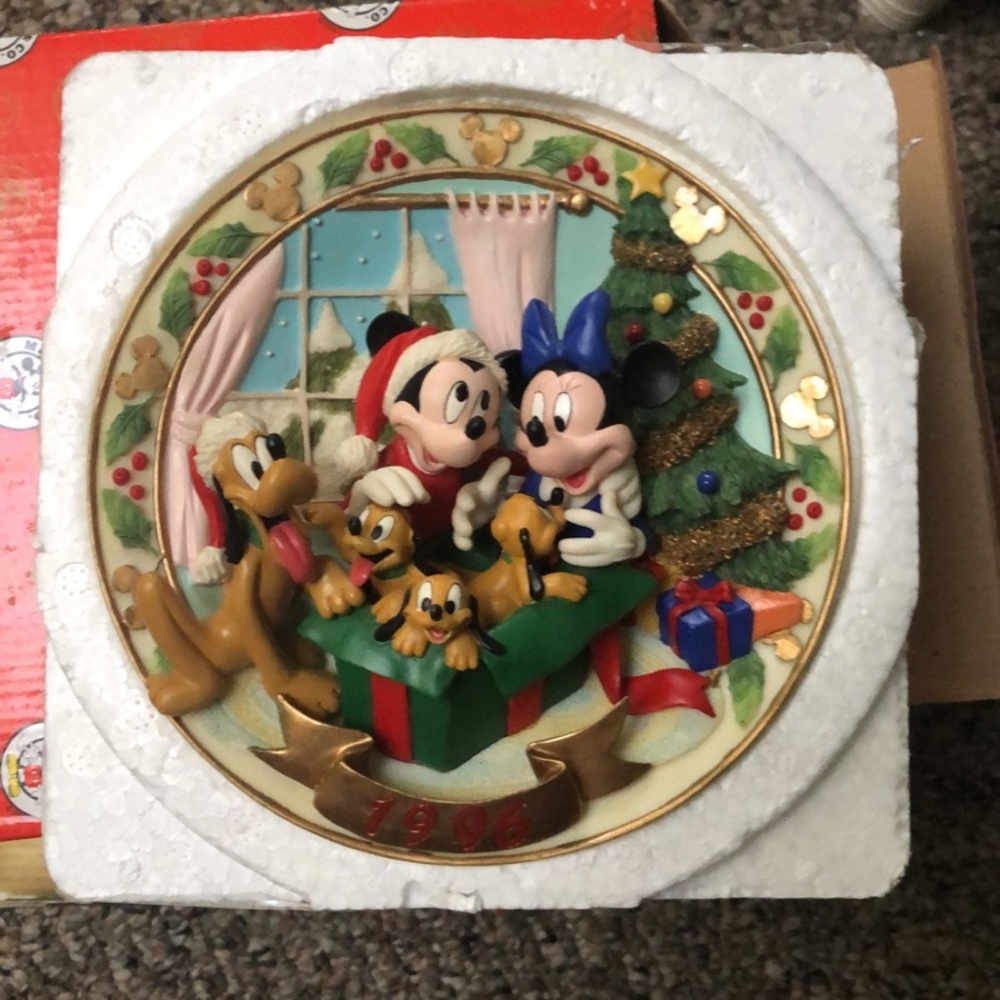 Disney Enesco 1996 Bas Relief Plate